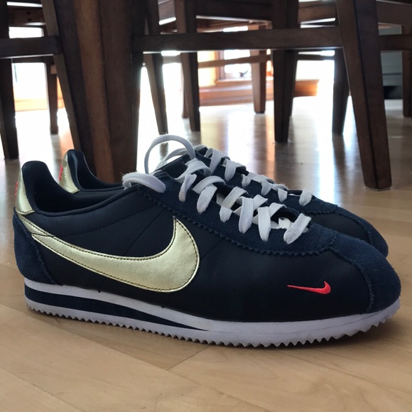 Barely worn nikes!!! - Picture 1 of 4